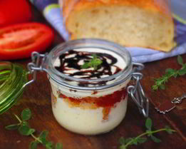 Мини-тирамису с томатным чатни и бальзамическим сиропом