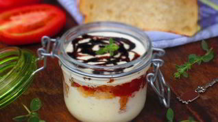 Мини-тирамису с томатным чатни и бальзамическим сиропом