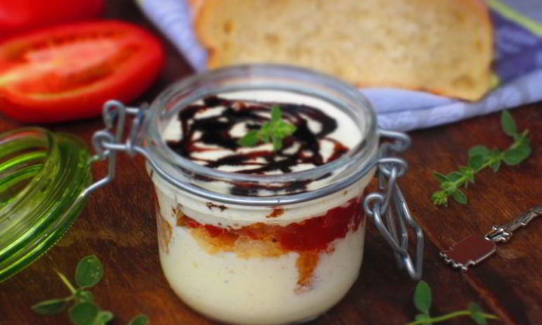 Рецепт мини-тирамису с томатным чатни и бальзамическим сиропом