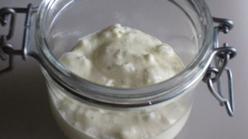 мини-тирамису с томатным чатни и бальзамическим сиропом