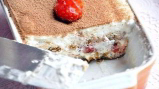 Нежный тирамису с творогом и клубникой