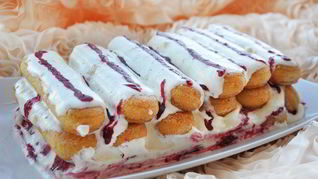 Сливочное тирамису с брусничным соусом