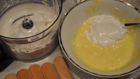 сливочное тирамису с брусничным соусом