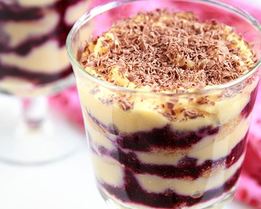 Тирамису с апельсиновым сиропом и черносмородиновым пюре