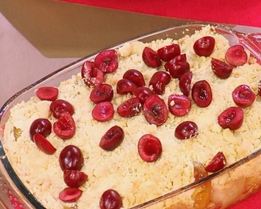 Яблочный крамбл с тростниковым сахаром и вишней