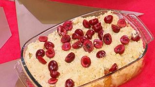 Яблочный крамбл с тростниковым сахаром и вишней