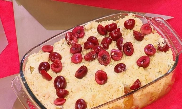 Рецепт яблочного крамбла с тростниковым сахаром и вишней