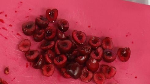 яблочный крамбл с тростниковым сахаром и вишней