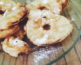 Яблочные кружочки, обжаренные в кляре с сахарной пудрой