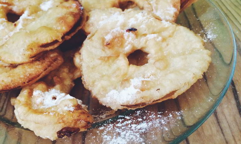 Рецепт яблочных кружочков, обжаренных в кляре с сахарной пудрой