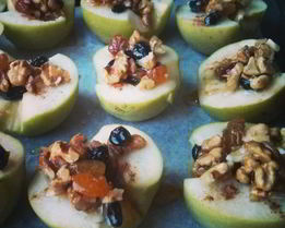 Запеченные яблоки с изюмом, орехами и корицей