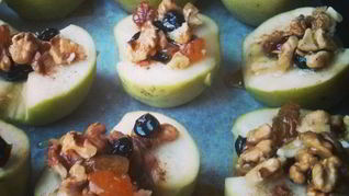 Запеченные яблоки с изюмом, орехами и корицей