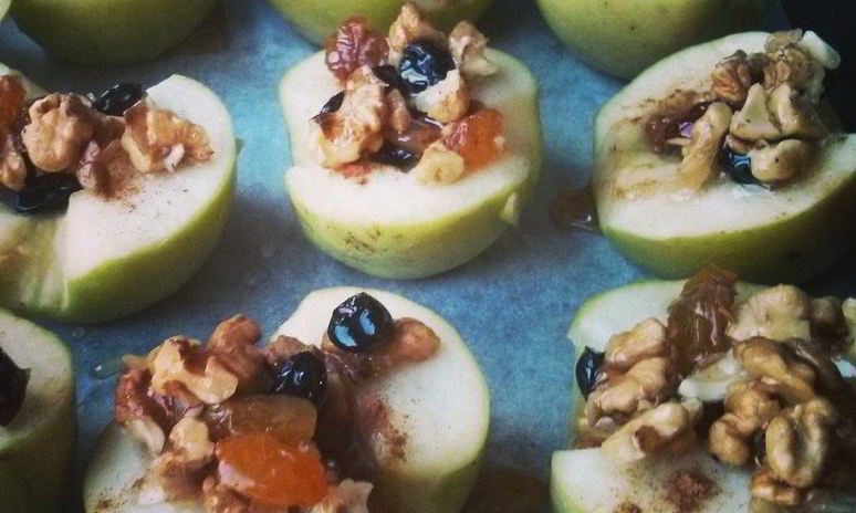 Рецепт запеченных яблок с изюмом, орехами и корицей