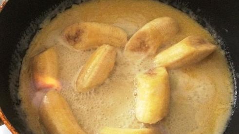 жареные бананы с ромом и орехами