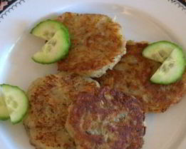 Драники из картофеля и лука с розмарином