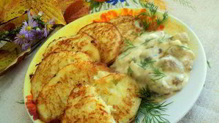 Драники с грибным соусом