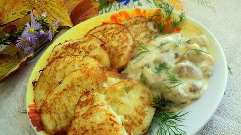 драники с грибным соусом