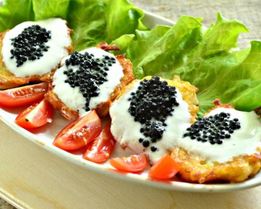 Драники с йогуртом и черной икрой