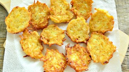 драники с йогуртом и черной икрой