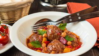 Фрикадельки из баранины в овощном соусе