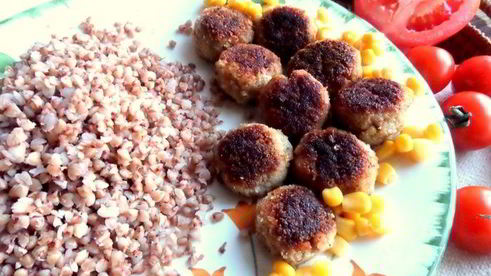 фрикадельки с гречкой