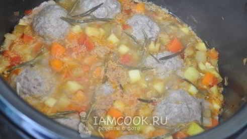 фрикадельки с овощами и розмарином