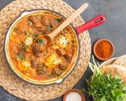 Фрикадельки с томатным соусом и яйцом