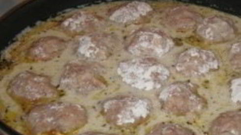 фрикадельки в молочном соусе