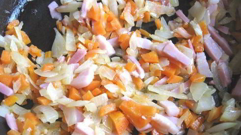 фрикадельки в пикантном соусе с пастой