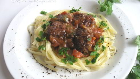 фрикадельки в пикантном соусе с пастой