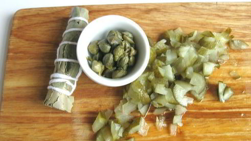 фрикадельки в пикантном соусе с пастой