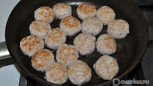 фрикадельки в сливочно-сырном соусе