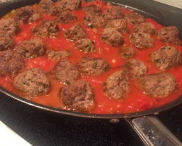 Фрикадельки в соусе из помидоров