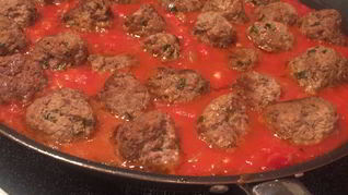 Фрикадельки в соусе из помидоров