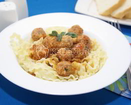 Фрикадельки в томатном соусе с пастой