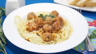 Фрикадельки в томатном соусе с пастой