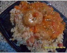 Фрикадельки в томатном соусе с пикантным рисом