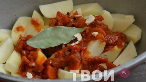 картофель в томатном соусе с фрикадельками