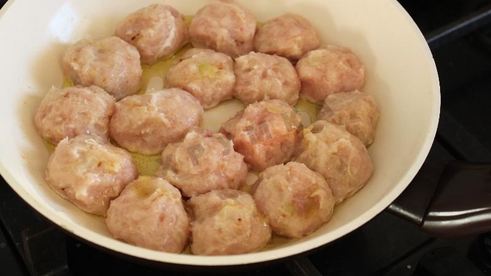куриные фрикадельки в сметанном соусе