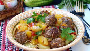 Мясные фрикадельки с овощным соусом