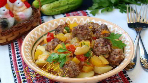 мясные фрикадельки с овощным соусом