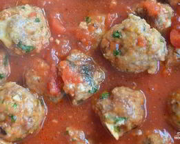 Мясные шарики с моцареллой в томатном соусе
