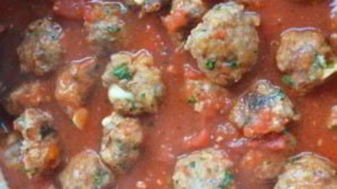 мясные шарики с моцареллой в томатном соусе