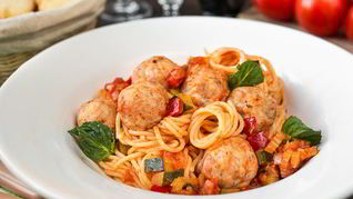 Паста с фрикадельками и овощами