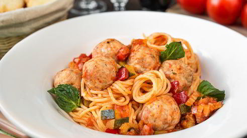 паста с фрикадельками и овощами