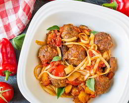 Паста с фрикадельками в овощном соусе