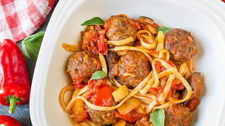 Паста с фрикадельками в овощном соусе