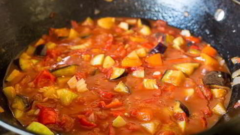 паста с фрикадельками в овощном соусе