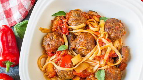 паста с фрикадельками в овощном соусе