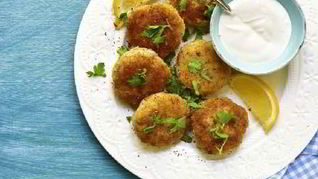 Рыбные фрикадельки с майонезным соусом и кресс-салатом